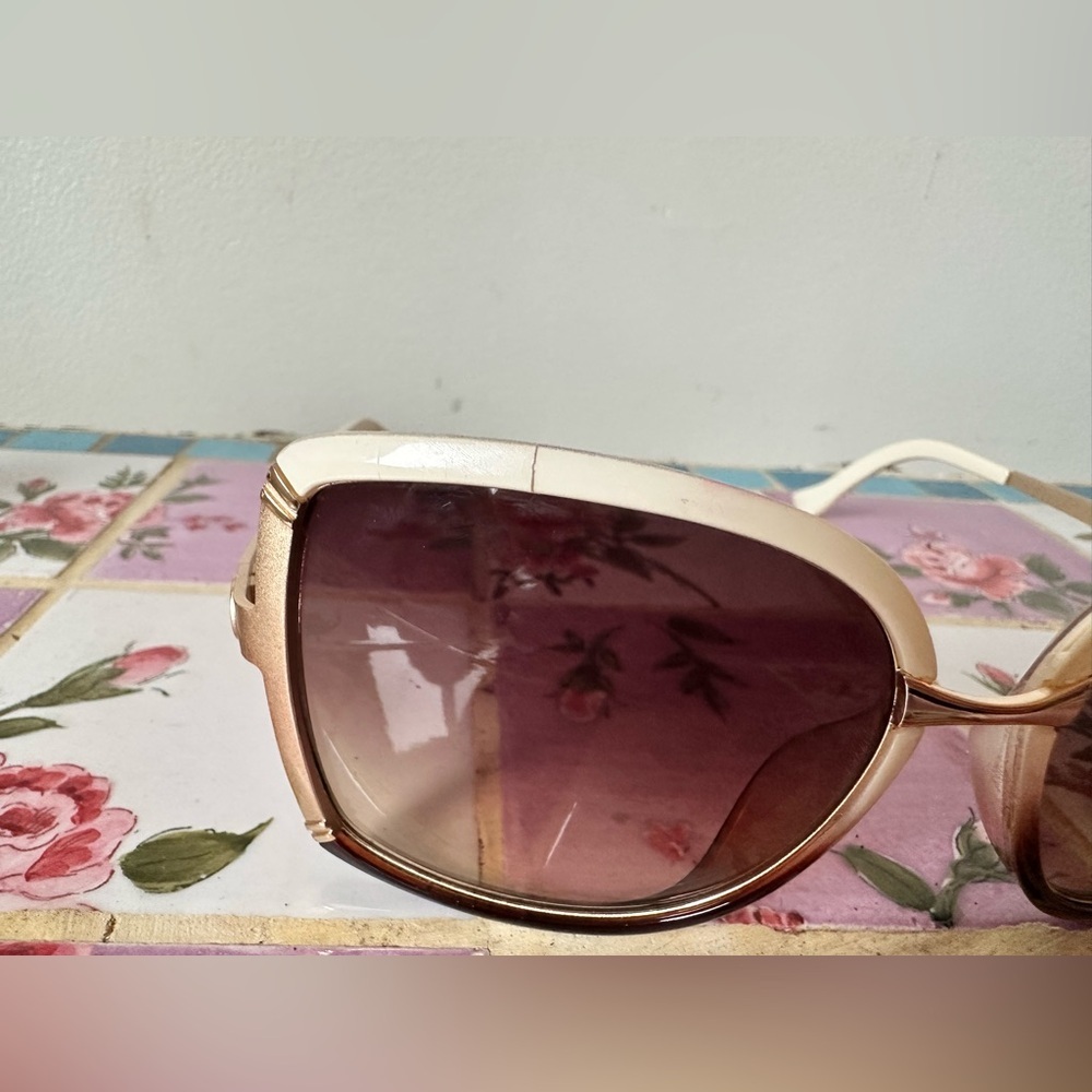 Gucci Women's Brown Cream Gold Oversized Sunglasses - Picture 3 of 11